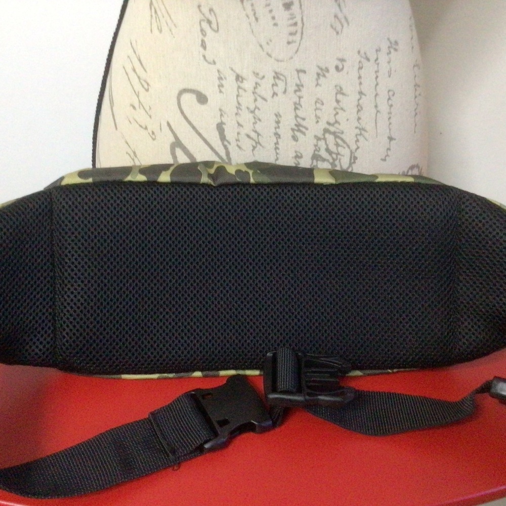 π 2/$25π Converse Logo Camouflage Large Belt Bag Olive - Picture 6 of 8